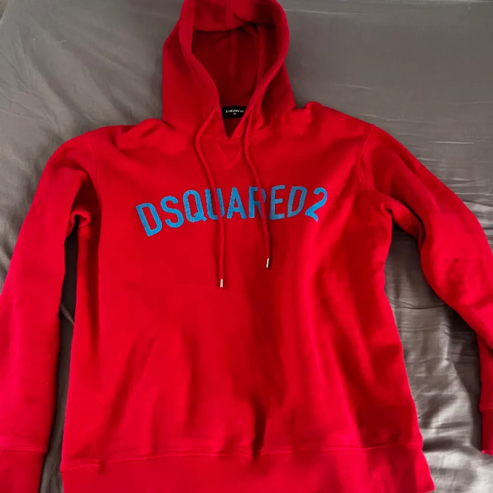 Röd dsquared hoodie  Cond : 9.5/10 (knappt använd) Nypris : 4000+ Mitt pris : 549kr Köpt på NK göteborg (kvitto finns). Hoodies.