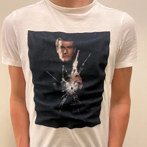 Limitato t-shirt - Tjena! Säljer denna feta t-shirten | skick: 8/10 | modell: t shirt | nypris 1800 | pris kan diskuteras | tveka inte på att höra av dig vid ytterligare frågor samt fler/bättre bilder!😊