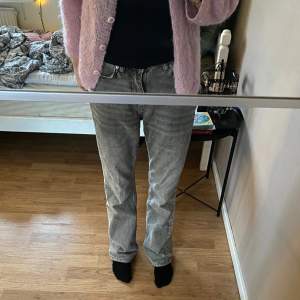 Grå jeans som typ är bootcut. Tajt i midjan men lösare nertill. Jeansen är lite slitna längst ner, men det är ingenting som man tänker på!💗