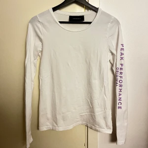 Peak performance tröja - Basic långärmad från peak performance i strl S med märket på ärmen