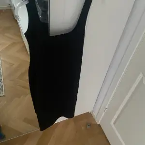 Vanlig svart klänning med en liten kort slits på baksidan. Knappt använd och har inga defekter. Skriv för fler bilder och lägg gärna prisförslag 