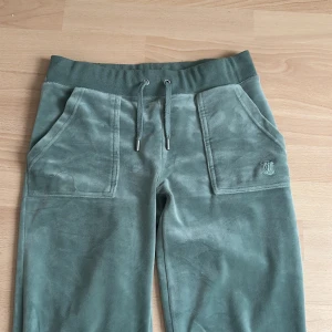 Juicy byxor - säljer mina juicy byxor då de inte kommer till användning längre💘har några defekter som tex på ena framfickan så har sömmen gått upp lite men annars är de i bra skick💘materialet är fortfarande väldigt mjukt!! 