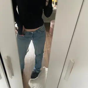 Säljer dessa coola jeans från weekday. Straight passform. Använda men i fint skick. Säljer då de inte riktigt är min stil. Cool tvättad färg  Skriv för fler bilder💖