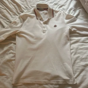 Moncler polo - Schysst Moncler polo som inte är använda särskilt mycket, äkta då ni kan se tagsen och scannern