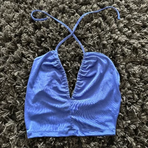 Halterneck topp - En halterneck topp från Nakd, endast använd vid ett tillfälle. Jättefin på sommaren. 