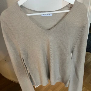 Stickad träja - Lite tunnare stickad tröja ☺️utsvängda i armarna! Jätte fint skick (knappt använd)