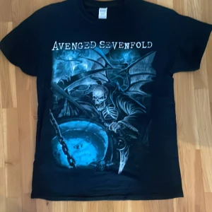 Svart rockig T-shirt - Avenged sevenfold t-shirt  väl använd men i bra skick 