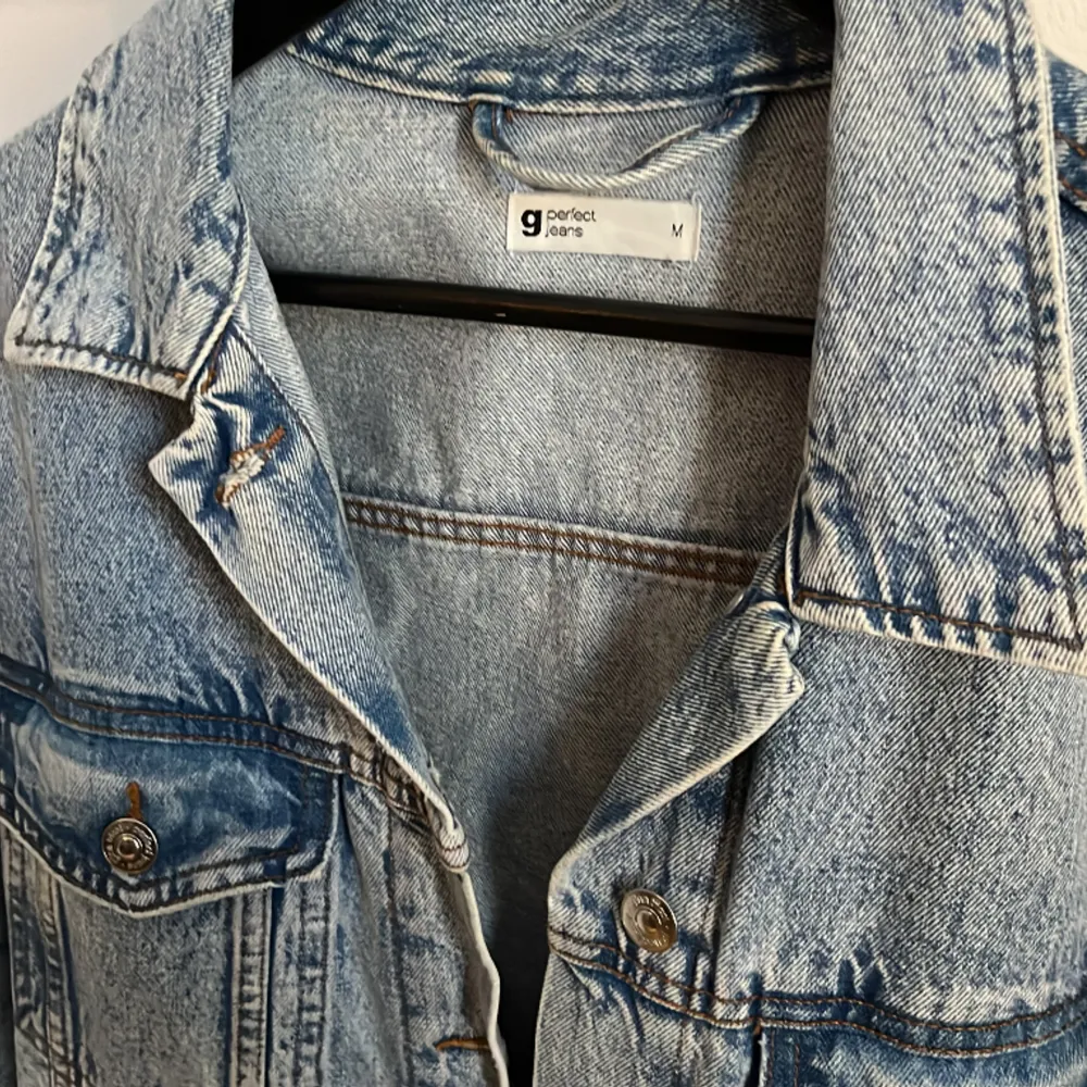 Oversized jeansjacka från Gina i storlek M. Fint skick! Säljer då den ej kommer till användning längre🤍 Nypris:699. Jackor.