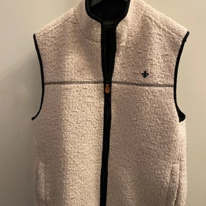 Morris väst  - Fet Morris väst som nästan är helt slutsåld överallt. Storlek M men kan även passa L. ( 186 cm, 77 kg). Tar emot bud. Kontakta mig om ni har några frågor. 