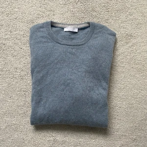 Gran sasso cashmere  - Tjena! Säljer nu min gran sasso sweatshirt som är i 100% cashmere. Storlek 50 vilket motsvarar S/M. Den är ljusblå och i fint skick, endast nopprig. Perfekt inför våren och sommaren! Har du några frågor är det bara att höra av dig!  Mvh