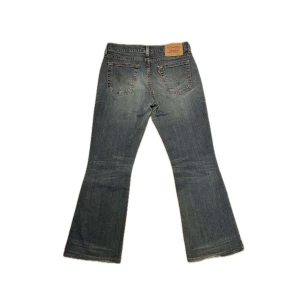 Low waist Levi’s jeans  - Säljer dessa jeans eftersom att de är lite för korta på mig. Köpta på secondhand och lite slitna längst nere på ett av benen men annars jättebra skick💗. Innerbenslängden 67cm, ytterbenslängden 90cm och midjemåttet 39cm rakt över. Pris kan diskuteras💗