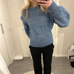 Blå stickad tröja  - Asvacker blå stickad tröja från Lindex. Jag köpte den för ett tag sen så inte dörr på om den finns kvar. Den har inte använts särskilt mycket och har inga defekter. Skriv för pris eller frågor💕🫶