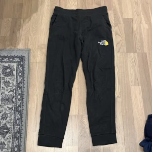 Mjukisbyxor The North Face  - Mörkgrå byxor från the North Face i nyskick. Fickor på båda sidorna.