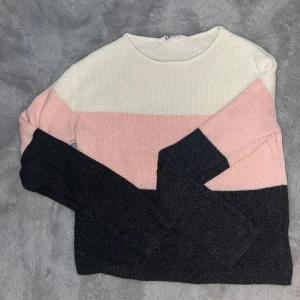 Stickad Tröja - En superfin stickad tröja.💕 Nästan helt oanvänd och har inte några skador. Perfekt till ett par blåa jeans kanske? 💙Priset är diskuterbart!💓❤️