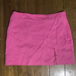 Rosa jättefin kort kjol från HM med slits. Den är i väldigt bra skick då den endast använts en gång, och stängs med dragkedja och knapp. Skriv om du undrar nåt🤗 Midjemått: 37 cm Längd: 37 cm