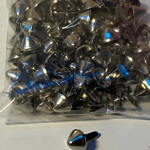 Lösa nitar kon 100-pack - 100-pack med lösa konformade nitar. Går att använda flera gånger. Köpta på Blue fox med nypris på 179kr