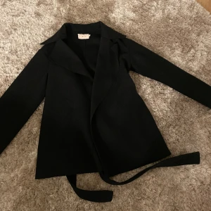 Kappa - Säljer denna kappa från Nelly då den inte kommer till användning. Använt 1 gång så därför i nyskick. Kom privat för mer info 