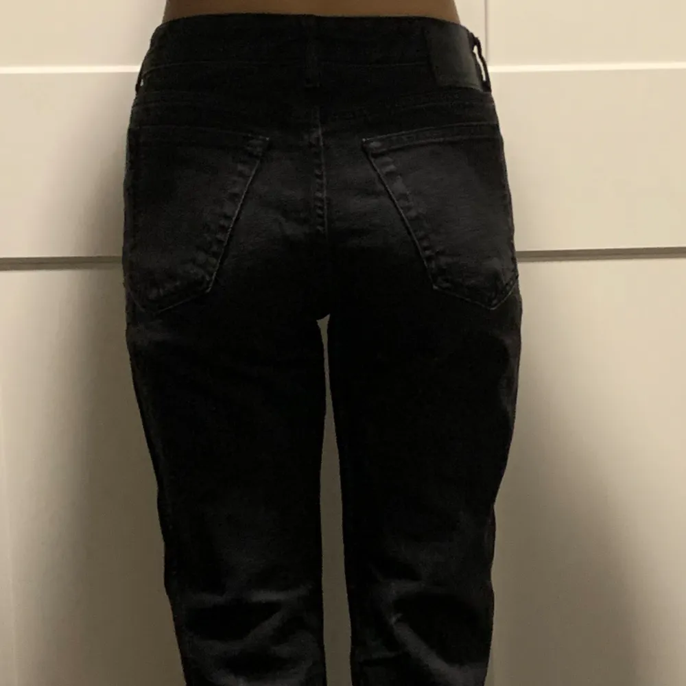 Svarta jeans från Never Denim i jättebra skick. Low waist men jag upplever att de är mer åt mid waist- hållet. Skriv om du undrar nåt🤗Midjemått: 33 cm Innerbenslängd: 79 cm . Jeans & Byxor.
