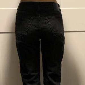 Svarta jeans från Never Denim i jättebra skick. Low waist men jag upplever att de är mer åt mid waist- hållet. Skriv om du undrar nåt🤗Midjemått: 33 cm Innerbenslängd: 79 cm 