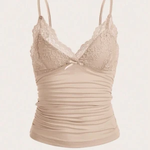 Linne - Fint beiget/gammelrosa spets linne i storlek xs🤍 (den är mörkare i verkligheten)