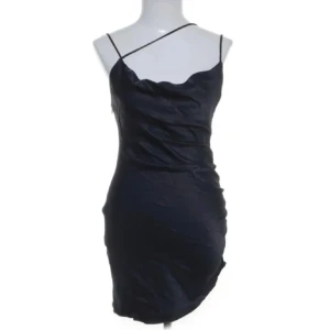 Svart klänning  - Svart klänning från zara (köpt hos zara inte sellpy lånad bild) endast provad💘💘 