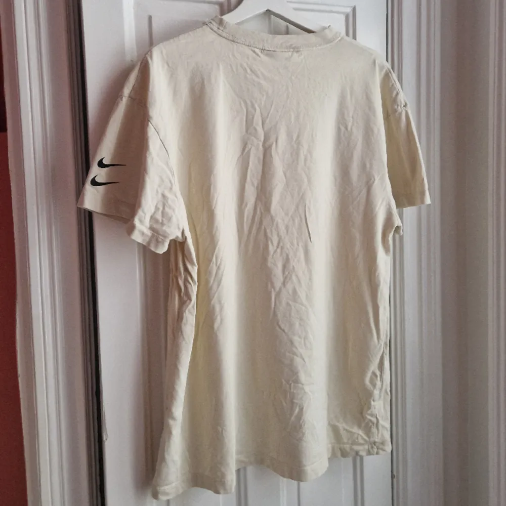 Mjuk oversized t-shirt från Nike. Tryck på framsidan. Strl S. Sällan använd och i bra skick. T-shirts.