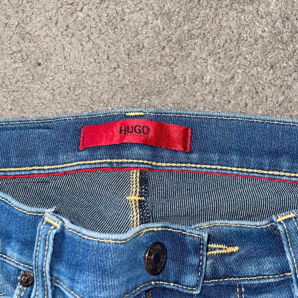 Super snygga Hugo Boss jeans i storlek 29/32 men de är små i storleken så de  motsvarar ungefär en 164 i barnstorlek. Passar för dig som har xs i herr storlek. Skick 9/10. Köpta för 2000 kr. Självklart äkta! Tveka inte på att höra av dig vid frågor!. Jeans & Byxor.