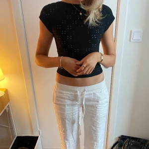 Tröja med öppen rygg - Snygg tröja med öppen rygg beställd från shein 💗 Gulligt mönster som gör denna lite mer speciell än de andra liknande i samma modell. 