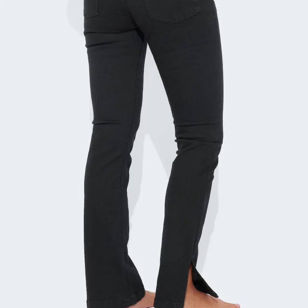 Svarta jeans med slits i storlek Waist 26, Length 32. Jeansen är väl använda och därmed lite urtvättade. Inga andra synliga defekter dock. . Jeans & Byxor.