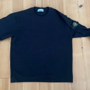 Stone island sweatshirt  - 10/10 cond  Lite tunt material men mycket bra skick  Perfekt för kommande vår  Storlek L