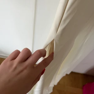 Brudklänning - Aldrig använd endast testad. Blev en reva (se bild) när jag testade då jag var för stor för klänningen.  Den är storlek 36 och jag var tydligen 38/40 på den tiden 😅  Annars fin! Köpt för 1200 säljer för 600 pga revan. 