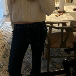 Coola jeans  - (Repost) Jag säljer dessa jätte coola jeans i storlek 34, helt nya säljer för behöver pengar. Aldrig använda och väldigt coola!