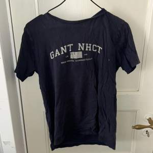 Gant T-shirt i använt skick Storlek: 170cm 15 år