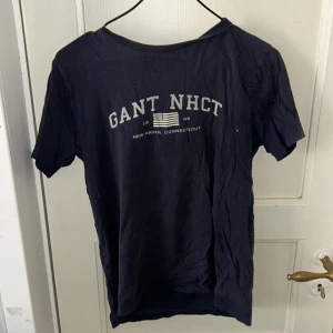 Gant t-shirt - Gant T-shirt i använt skick Storlek: 170cm 15 år