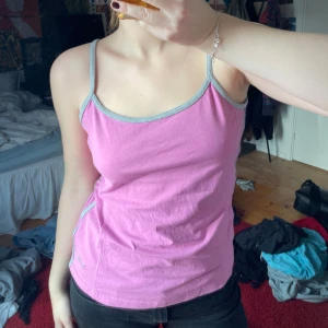 Rosa linne - Så fint rosa linne med gråa detaljer! Skönt och sitter fint🥰 bra skick. meddela vid funderingar!