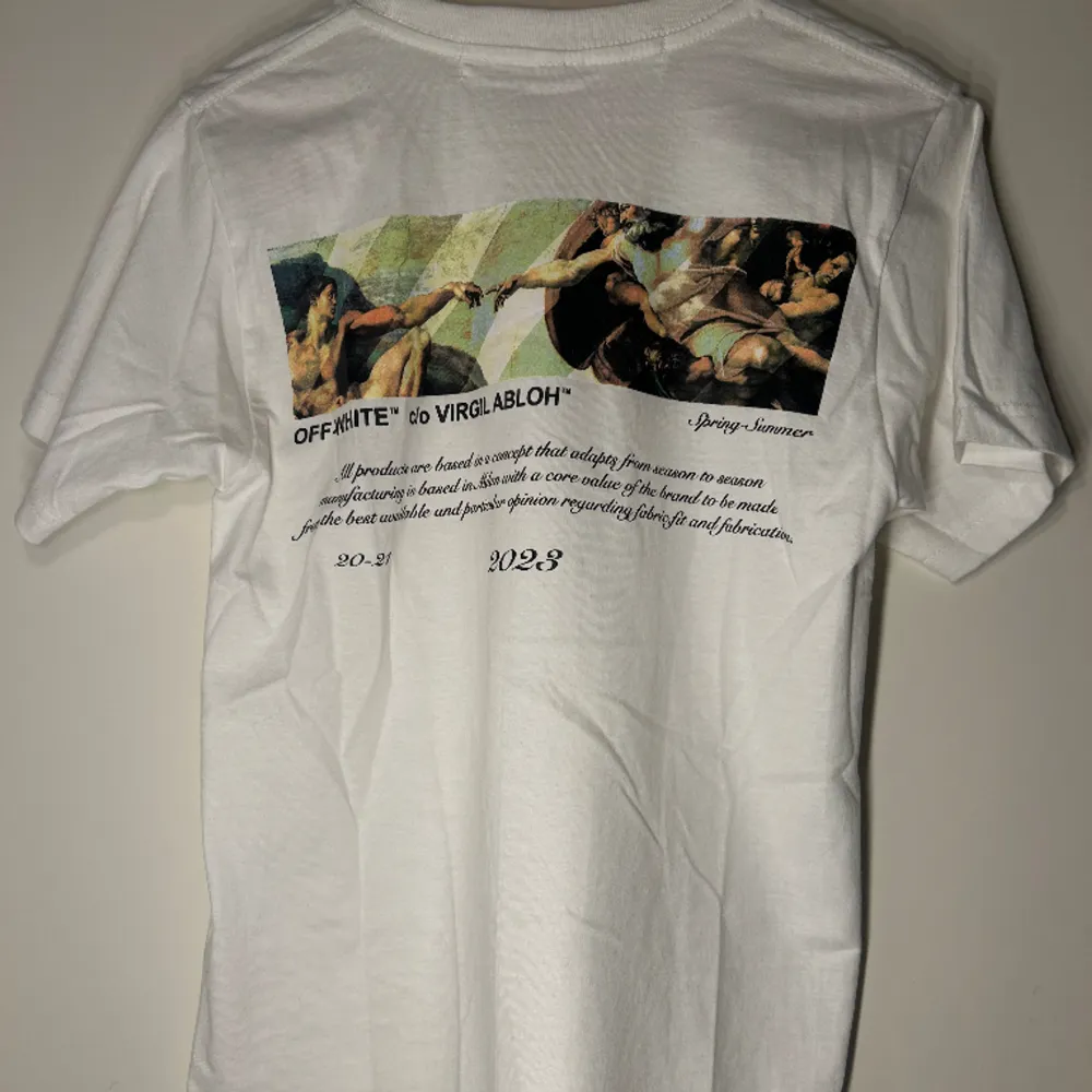 Off White Tshirt aldrig använd. Storlek M 1:1 kopia mycket bra kvalite. . T-shirts.