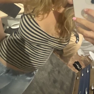 Sommartopp - Cool sommartopp i glittrigt material. 💙