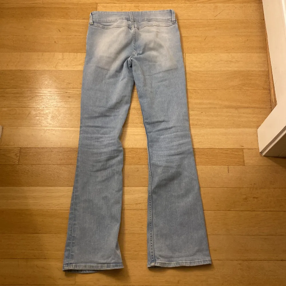 Utsålda jeans som passar alla typ. Jag är 165❤️ Aldrig använda. Jeans & Byxor.