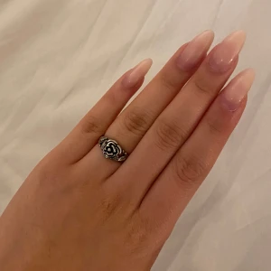 Vintage ring  - Vintage ring, tyvärr stor inte storlek men tror det är en 16mm. Rostig därav priset🫶🏽