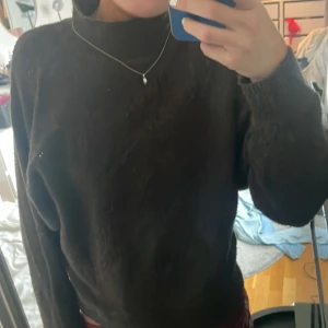 Brun stickad tröja  - Säljer min suppper sköna stickade tröja som inte längre kommer till andväning🫶