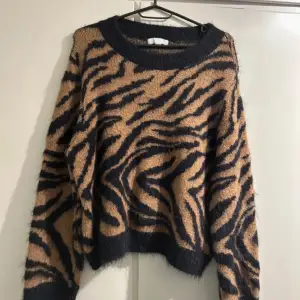 Stickad Lurvig zebra-mönstrad tröja storlek S