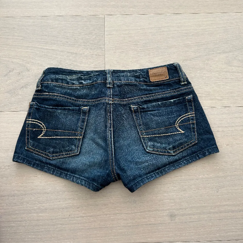 Superfina lågmidjade jeansshorts i fint skick ❤️köpte här på Plick och säljer då de tyvärr var för små. Skriv privat vid funderingar om mått och sånt! 💕💕 priset kan diskuteras . Shorts.