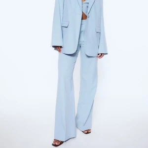 Kostymbyxor från Lojsan Wallins kollektion  - Lånade bilder, skicka ett meddelande så skickar jag egna bilder. Hjälper min syster att sälja sina kostymbyxor. Kostymbyxor från Lojsan Wallins kollektion för NAKD. Slutsålda på hemsidan. Nyskick. Köparen står för frakten. 