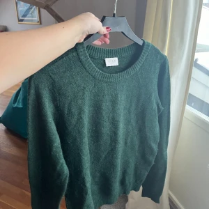 Stickad från vila - Fin stickad mörkgrön tröja från vila 