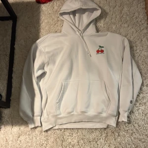 Hoodie - Säljer en District 46 hoodie i storlek M som är inköpt från junkyard för 699kr. Säljes då den är för stor för mig, den ör sprillans ny använd väldigt få gånger. Kan gå ned i pris vid snabb affär! Mvh