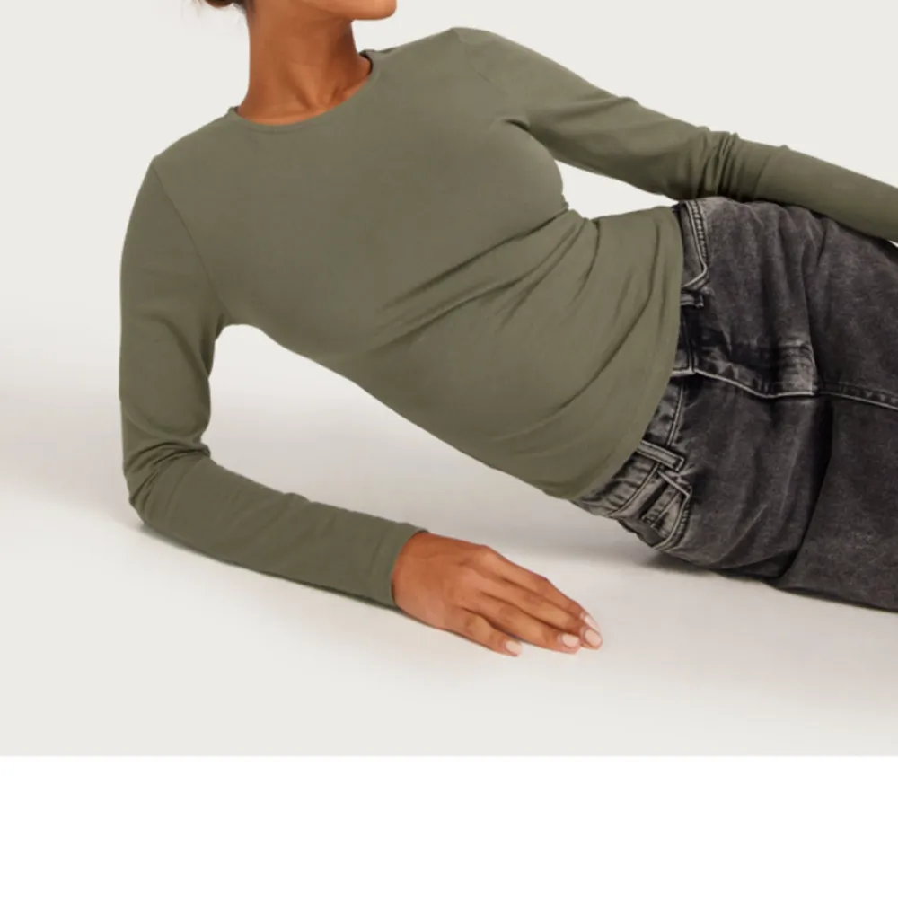 Säljer nu en långärmad grön tröja från nelly! Den är använd fåtal gånger. Är i storlek M sitter bra på mig som har S! Bra skick! . Tröjor & Koftor.