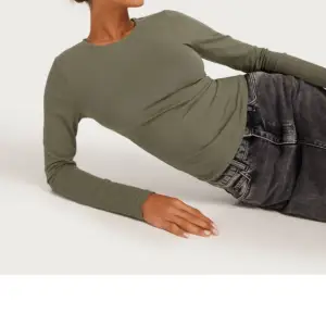 Säljer nu en långärmad grön tröja från nelly! Den är använd fåtal gånger. Är i storlek M sitter bra på mig som har S! Bra skick! 