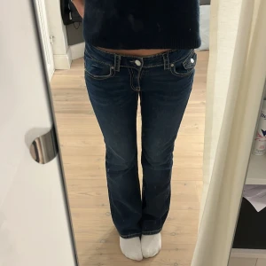Low waist jeans  -  Säljer dessa sjukt snygga oanvända jeansen. Jättesnygg färg och bra passform. Väldigt och liknar True religion jeans lite grann. Jättebra kvalitet som sagt helt oanvända och inga effekter alls. 💙använd gärna köp nu💘