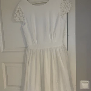 Studentklänning  - Fin klänning i bra skick, perfekt för student eller annat evenemang. 