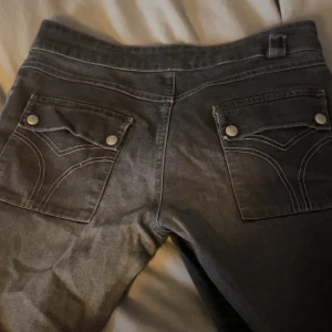 Jeans med fickor bak  - Lågmidjade vintage jeans. 